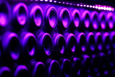 birçok Menekşe şarap şişeleri