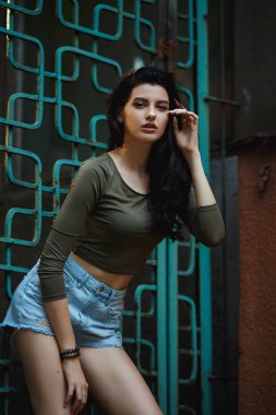 Sokaklarda poz şortlu seksi ve güzel esmer.