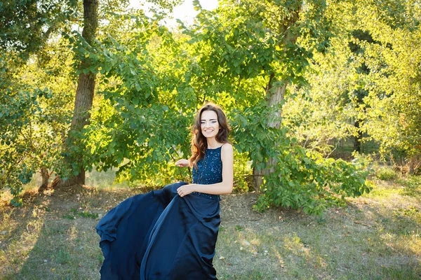 Esmer uzun Mavi elbiseyle dans — Stok fotoğraf