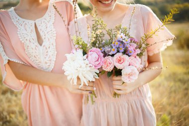 nedime buketleri ile pembe elbiseler