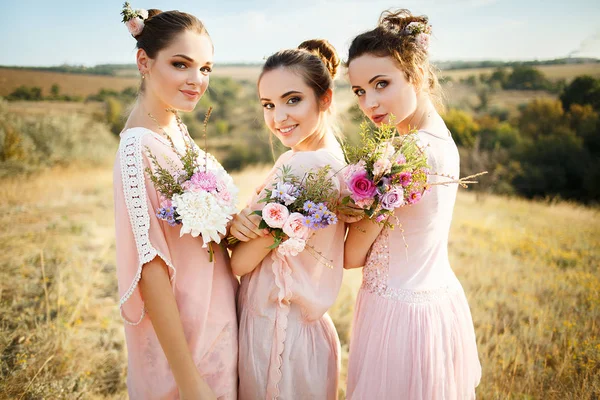 nedime buketleri ile pembe elbiseler