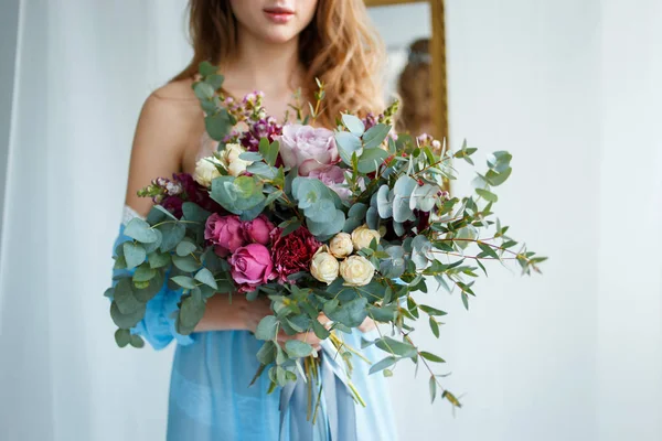 Braut im azurblauen Kleid mit Blumenstrauß in der Hand — Stockfoto