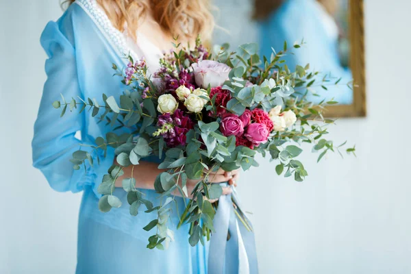 Sposa in abito azzurro con bouquet in mano — Foto Stock