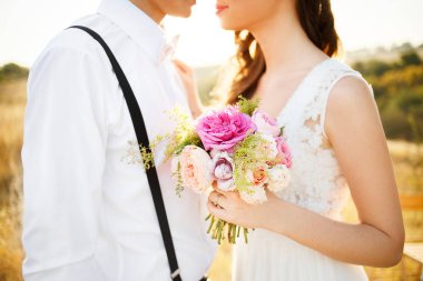 elinde bir çiçek ile güzel sanatlar kız