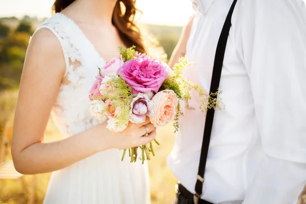 Konst-flicka med en blomma i händerna — Stockfoto