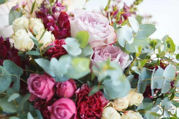 Svatební kytice výtvarnému umění s eukalypty a růže — Stock fotografie