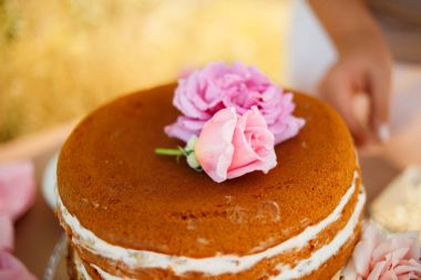 Gül ile süslenmiş düğün pastası