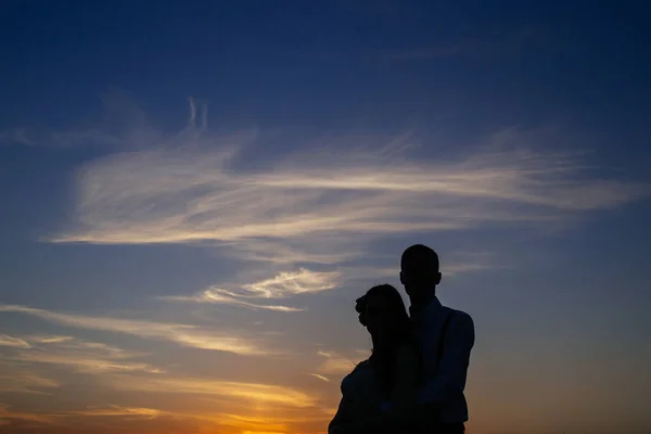 愛情のあるカップル抱いて夕暮れ時のシルエット — ストック写真