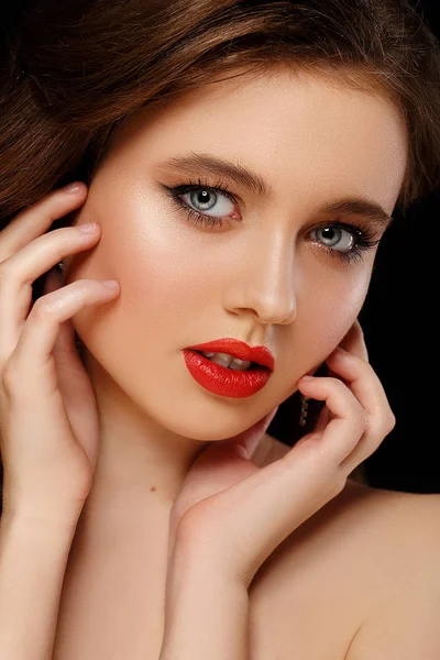 Close-up portrait of beautiful girl with trendy makeup lying — Stock Photo, Image