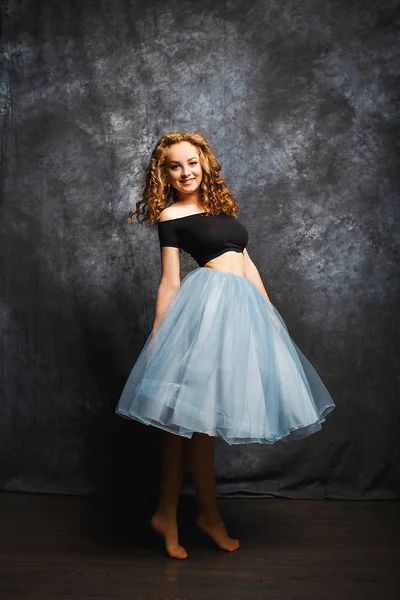 Danseuse de ballet en jupe bleue et chaussures de ballet — Photo