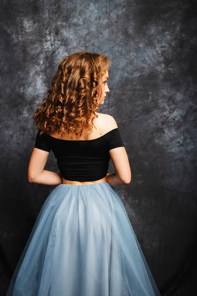 Danseuse de ballet en jupe bleue et chaussures de ballet — Photo