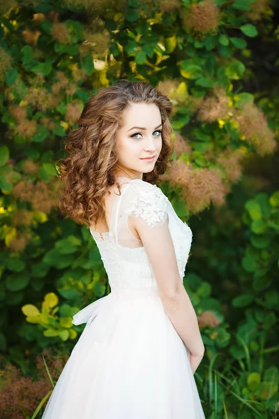 Encaracolado menina de cabelos vestidos com vestido branco — Fotografia de Stock