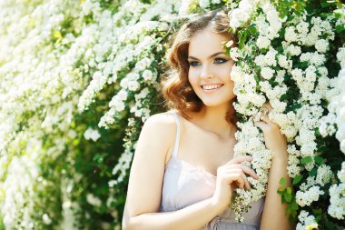 kıvırcık saçlı kız beyaz elbisesi giymiş