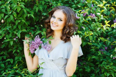 kıvırcık saçlı kız beyaz elbisesi giymiş