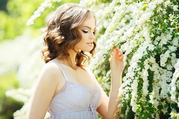 Kıvırcık saçlı kız beyaz elbisesi giymiş — Stok fotoğraf