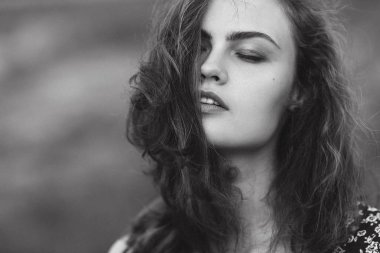 Bir güzel kız güzel sanatlar portresi kadar kapatın