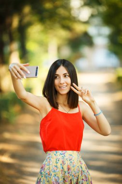 Genç kadın alarak bir Selfie Park