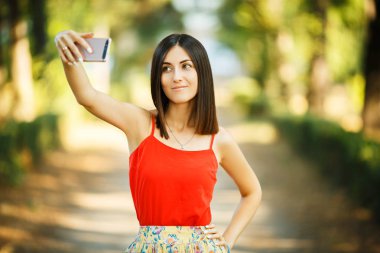 Genç kadın alarak bir Selfie Park