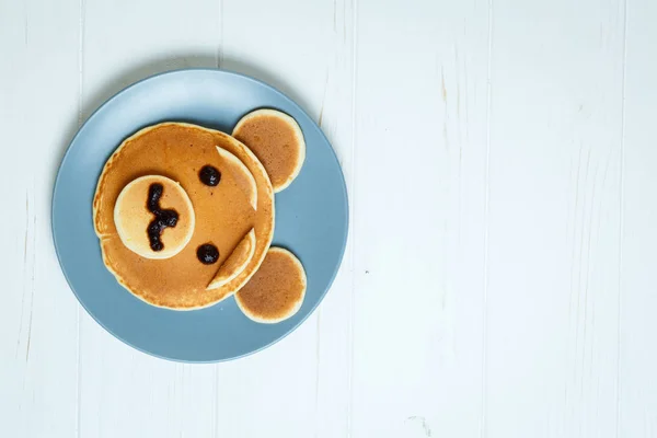 Kinderpfannkuchen-Frühstück in Form von Bären — Stockfoto