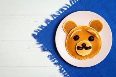 Bebek ayı pembe bir plaka üzerinde