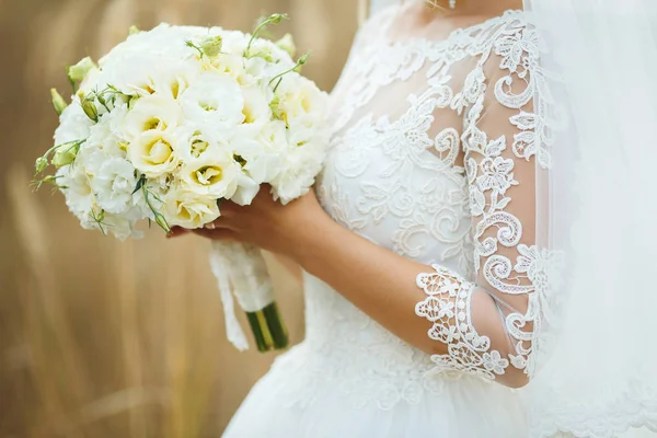 Bouquet de mariage doux dans les mains de la mariée — Photo