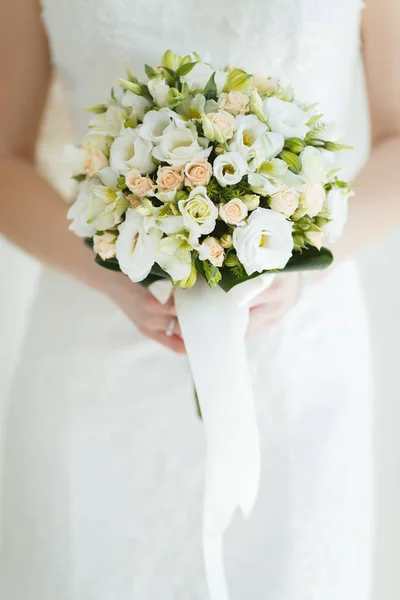 Mazzo di nozze dolce nelle mani della sposa — Foto Stock