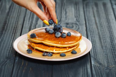 Yaban mersini ve ballı krep hazırlanıyor