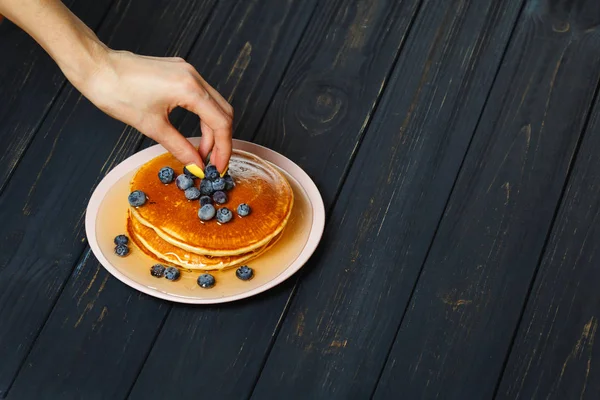 Menyiapkan Pancake dengan Blueberry dan Honey — Stok Foto