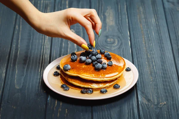 Menyiapkan Pancake dengan Blueberry dan Honey — Stok Foto