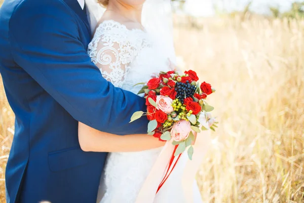 Mazzo di nozze dolce nelle mani della sposa — Foto Stock