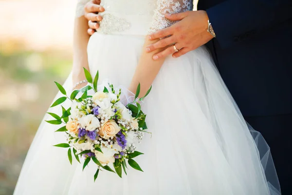 在新娘的手甜蜜婚礼花束 — 图库照片