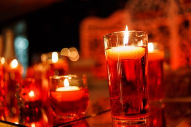 Şık düğün süslemeleri mumlar ile