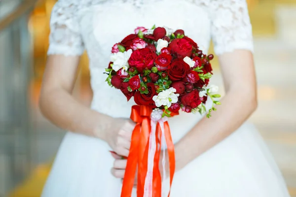 Bouquet de mariage doux dans les mains de la mariée — Photo