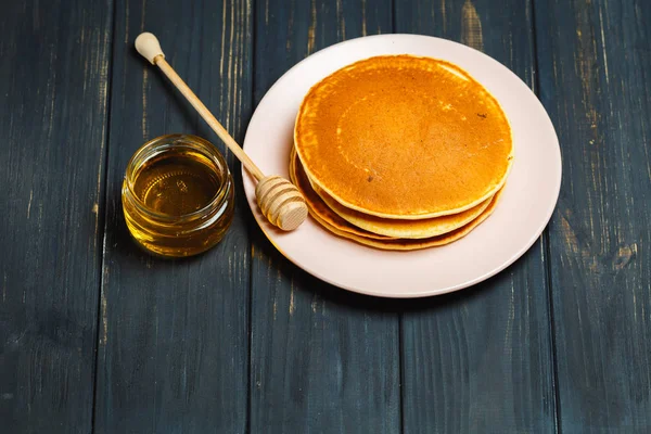 Süße Pfannkuchen mit Honig im Glas — Stockfoto