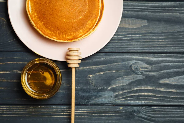 Süße Pfannkuchen mit Honig im Glas — Stockfoto