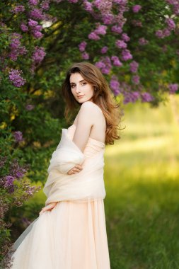 Bahar bahçe vintage elbiseli güzel kız