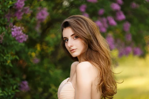 春の庭でヴィンテージのドレスで美しい少女 — ストック写真