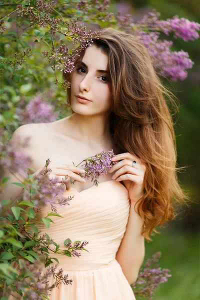 Hermosa chica en un vestido vintage en el jardín de primavera — Foto de Stock