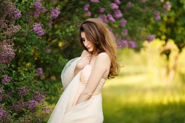 Menina bonita em um vestido vintage no jardim da primavera — Fotografia de Stock
