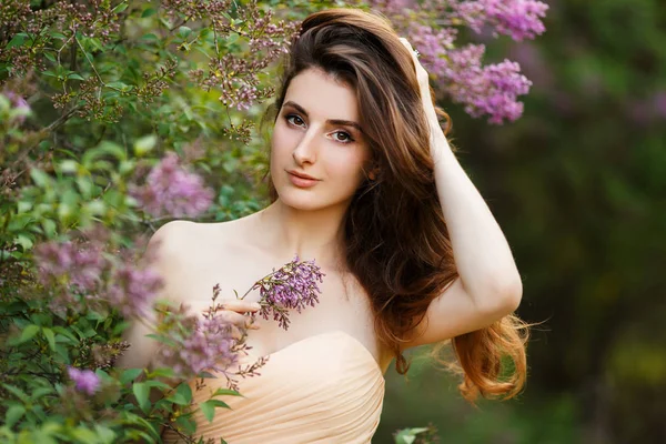 Bahar bahçe içinde güzel bir kızın portresi güler — Stok fotoğraf