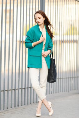 Tatlı kız kırmızı akan ile saç