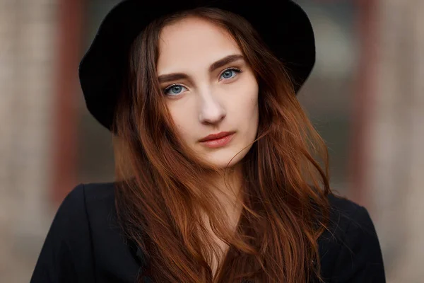 Menina ruiva em um chapéu preto e óculos — Fotografia de Stock