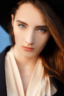 Siyah şapkalı güzel kızıl saçlı model