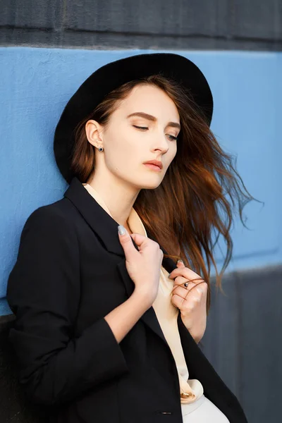 Beau modèle aux cheveux roux dans un chapeau noir — Photo