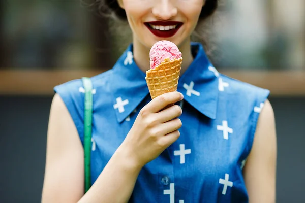 Menina sorridente com sorvete rosa Imagens De Bancos De Imagens