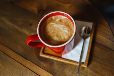 Kırmızı fincan kahve masada bir kafede. Dinlenmek için bir yer