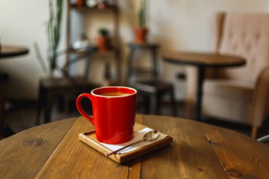 Kırmızı fincan kahve masada bir kafede. Dinlenmek için bir yer