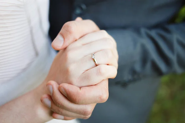 愛するカップルの手。結婚指輪 — ストック写真