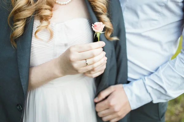 Les mains d'un couple aimant. Anneau de mariage — Photo