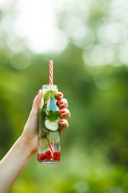 Parlak yaz elinde içki yenileniyor